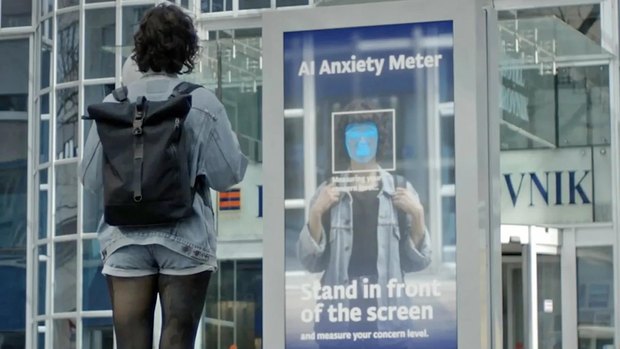 AI Anxiety Meter – a DOOH screen inviting passers-by to stand in front of it and have their concern level about AI measured