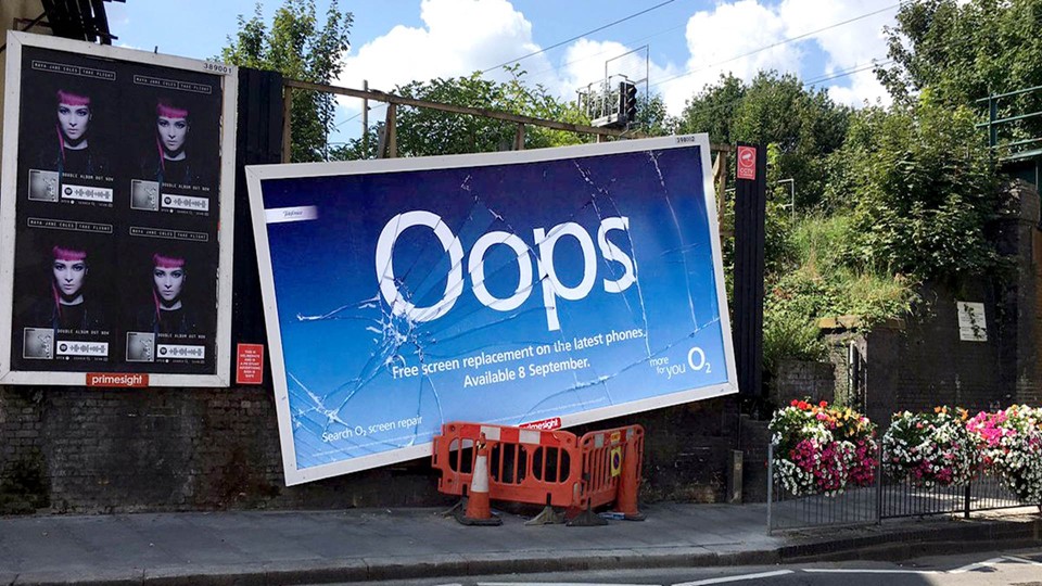 O2 �Oops� billboard execution: a billboard deliberately dropped on its side and cracked like a smartphone screen, advertising screen replacement