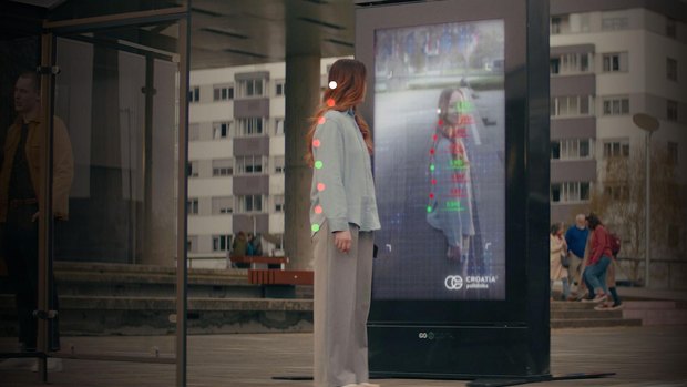 Your Posture Is Your Future – Go2Digital’s WOO Global Award-winning campaign for Croatia Poliklinika, with the screen reading a passer-by’s posture in real time